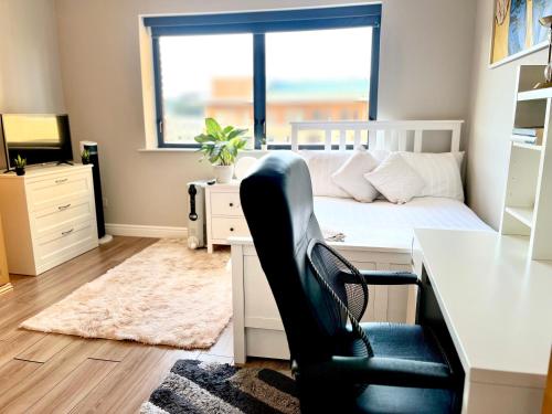 sypialnia z biurkiem i łóżkiem z oknem w obiekcie IFSC Room w Dublinie