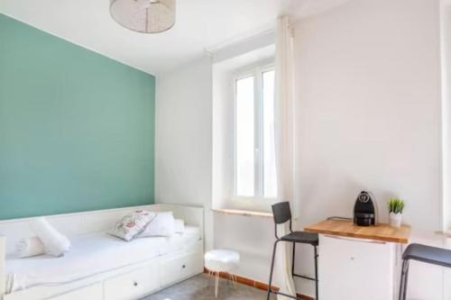 une chambre avec un lit, un bureau et une fenêtre dans l'établissement Charmant studio proche de la timone, à Marseille
