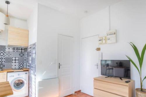 - une buanderie avec un lave-linge et un sèche-linge dans l'établissement Charmant studio proche de la timone, à Marseille