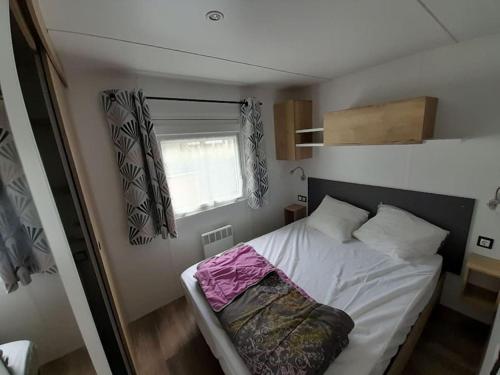 a small bedroom with a bed and a window at 692F Emplacement luxe à la Réserve 4* in Gastes
