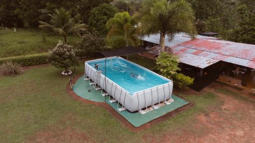 an overhead view of a swimming pool next to a house at Casa Campestre Reina María in San José del Guaviare