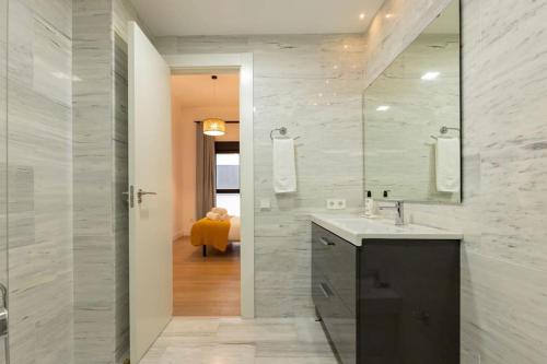 bagno con lavandino e specchio di Angeles Deluxe Suite by Valcambre a Siviglia