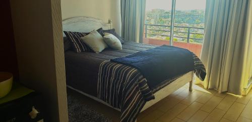 1 dormitorio con 1 cama y vistas a la ciudad en Mirador Uno en Concepción