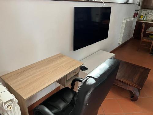 a living room with a table and a black leather chair at Taverna indipendente zona Ospedale Pescara in Pescara