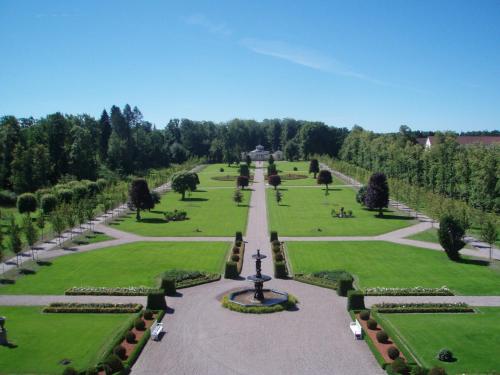 - une vue aérienne sur un jardin avec une fontaine dans l'établissement Ericsbergs Slott, à Katrineholm