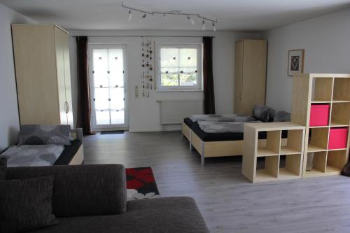uma sala de estar com uma cama e um sofá em Ferienwohnung Bucher em Tettnang