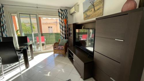 - un salon avec un bureau et un aquarium dans l'établissement Quiet Apartment Close To The Center, à Cannes