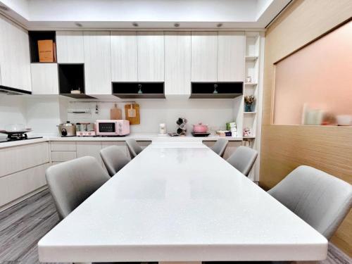 a white table and chairs in a kitchen at Hi House in Toucheng