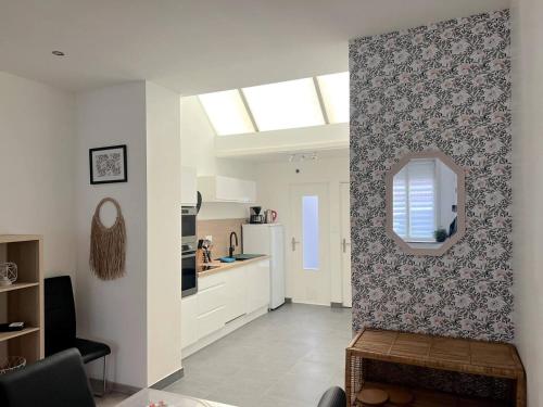 - un salon avec une cuisine et un miroir dans l'établissement Maison cosy 4 chambres proche toutes commodités, à Tourcoing