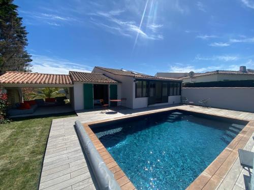 une piscine dans l'arrière-cour d'une maison dans l'établissement magnifique villa à 50 m de la plage, à La Couarde-sur-Mer
