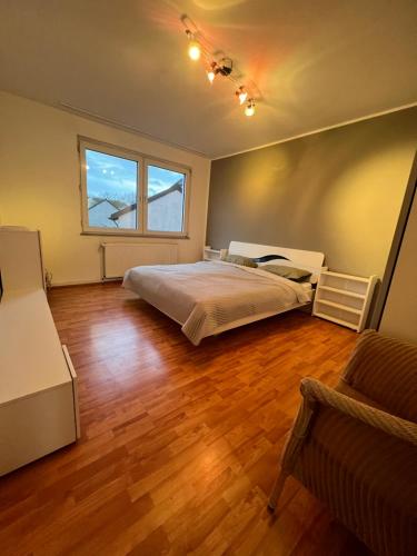 um quarto com uma cama, uma janela e um sofá em Gemütliche Ferien-/Monteurenwohnung in Herne em Herne