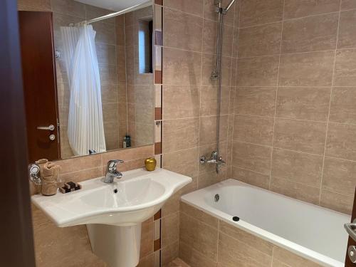 een badkamer met een wastafel en een bad bij Terra SP apartments-Razlog in Razlog