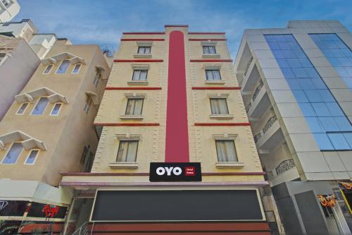 een gebouw met een axo-bord ervoor bij Hotel Ruma Near Nampally Railway Station in Hyderabad