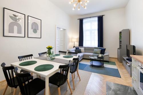 uma sala de estar com uma mesa e um sofá em WAWELOVE spacious 3 bedroom apt 1 min to Main Sq! na Cracóvia
