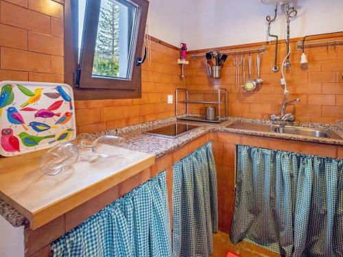 cocina con fregadero y encimera en La casita, en Los Caños de Meca