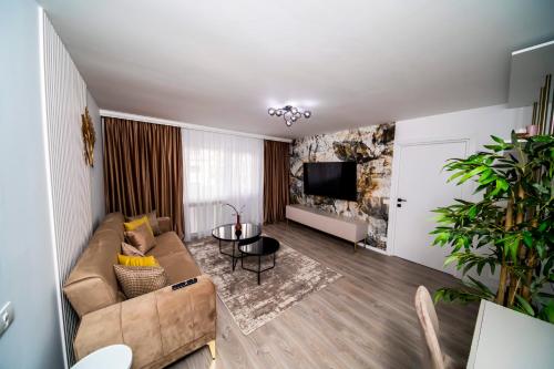 a living room with a couch and a table at Est One Apartament 2 camere semidecomandat in Drobeta-Turnu Severin