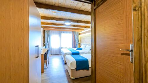a hotel room with two beds and a window at Nani Boutique Hotel & Bungalow in Çamlıhemşin