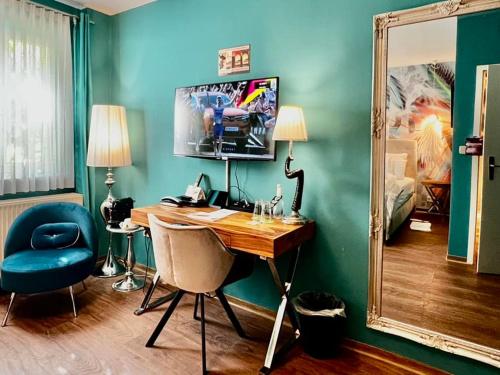 Zimmer mit einem Schreibtisch mit einem Spiegel und einem Stuhl in der Unterkunft Boutique Hotel & Bio Wirtshaus Schwarzer Bock in Ansbach