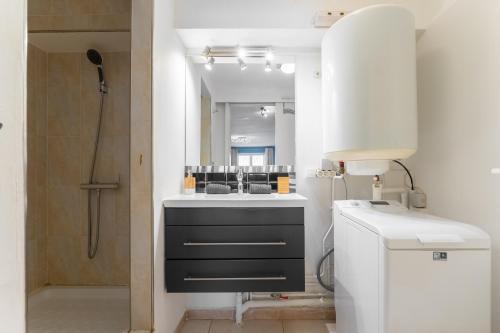 une salle de bain avec un lavabo et une douche dans l'établissement Pupat, à Marseille