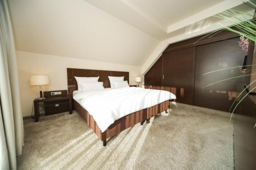Postel nebo postele na pokoji v ubytování l'Arrivée Hotel & Spa