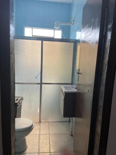 La salle de bains est pourvue de toilettes et d'un lavabo. dans l'établissement Quarto em frente moradia unicamp, à Campinas