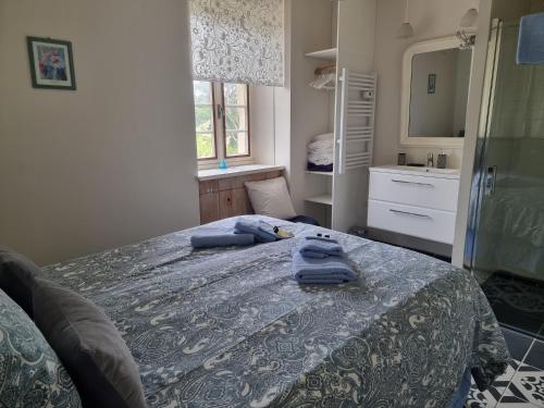 une chambre avec un lit avec des serviettes dessus dans l'établissement Large country house, private pool & large garden, à Bergouey