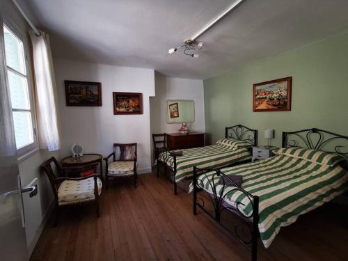 Postel nebo postele na pokoji v ubytování A little traditional French house