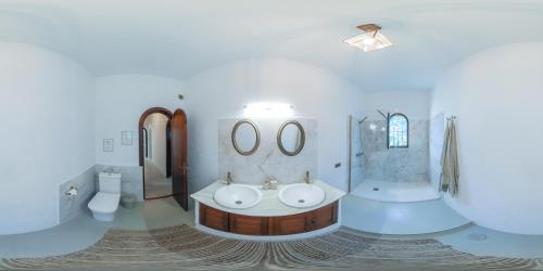 een badkamer met 2 wastafels, een douche en een toilet bij Casita Valdemindianes in Ayamonte