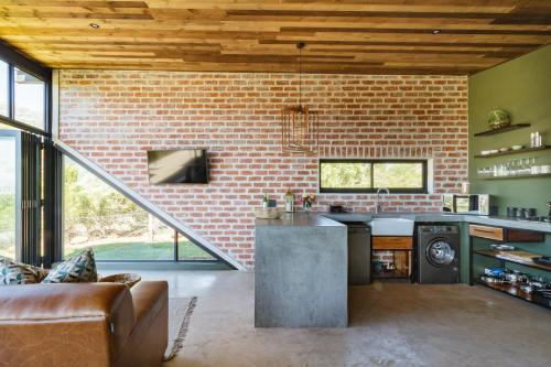 Кухня или мини-кухня в Steenbok farm cottages Sunbird Cottage
