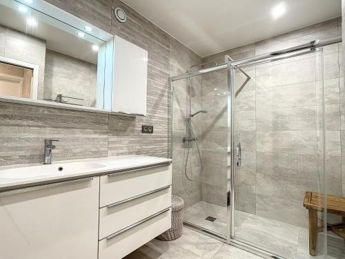 ein Bad mit einem Waschbecken und einer Dusche in der Unterkunft Chambre d’hôtes Stéphane in Puteaux