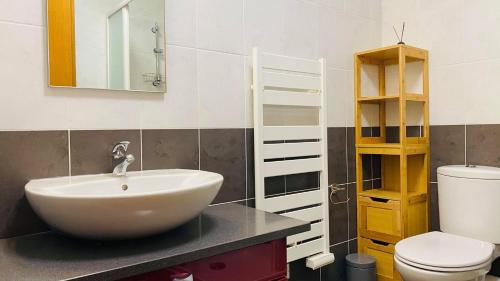 une salle de bain avec un lavabo et des toilettes dans l'établissement Appartement Punta Rossa Calvi, à Calvi