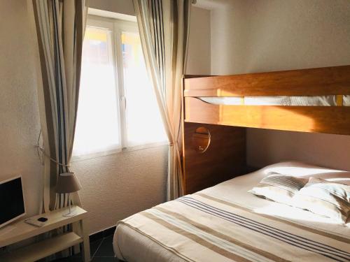 une chambre avec un lit et une fenêtre dans l'établissement Appartement Punta Rossa Calvi, à Calvi