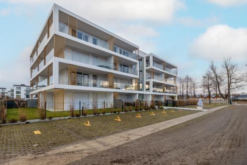 apartamentowiec po stronie ulicy w obiekcie Coast Apartment with Large, Furnished Balcony in Gąski by Renters w Gąskach