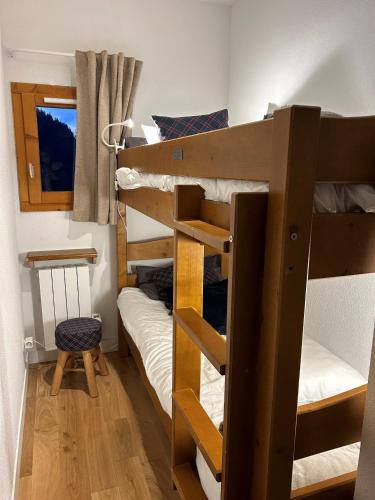 une chambre avec deux lits superposés et une fenêtre dans l'établissement La Turra 510 - Appt moderne - 4 pers, à Modane