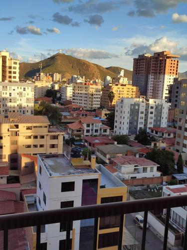 - une vue sur une ville avec des bâtiments et des montagnes dans l'établissement Departamento con vista al cristo, à Cochabamba