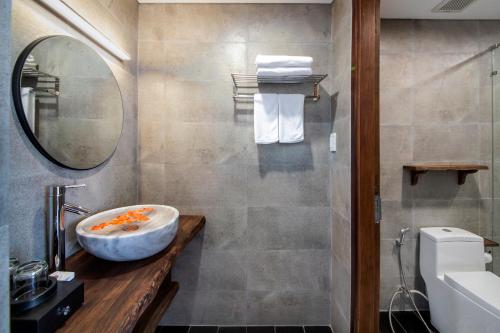 uma casa de banho com um lavatório e um espelho em Mayci Boutique Hotel Hoi An em Hoi An