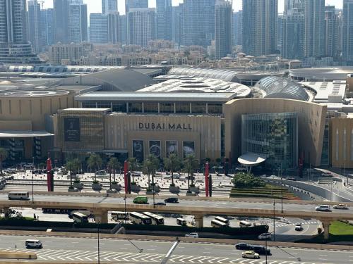um grande edifício com uma auto-estrada em frente a uma cidade em Luxury Apartment Downtown Dubai Mall Burj Khalifa View free Netflix & Prime Video em Dubai