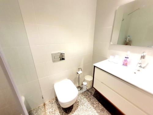 Ένα μπάνιο στο Spacious New 1BD Levinski Florentin