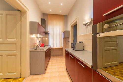 布達佩斯的住宿－Bold Base Apartment，厨房配有水槽和台面