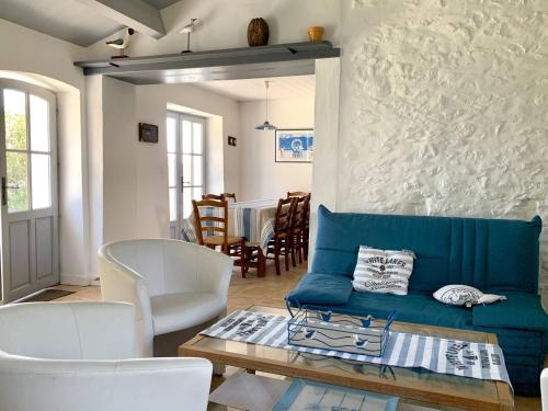 - un salon avec un canapé bleu et des fauteuils blancs dans l'établissement Maison rénovée près plage, 6 couchages, terrasse, BBQ, parking, internet inclus - FR-1-224B-588, à Noirmoutier-en-l'lle