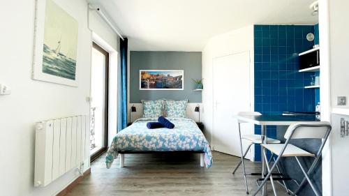 um pequeno quarto com uma cama e uma secretária em Red Lion em Marselha
