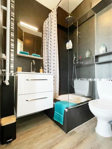une salle de bain avec un lavabo, des toilettes et une douche dans l'établissement Red Lion, à Marseille