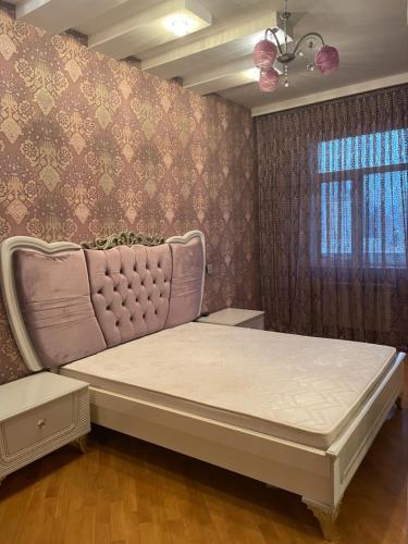 1 dormitorio con 1 cama en una habitación en Khatai Apartment en Bakú
