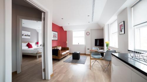 a room with a kitchen and a living room at Barbican Serviced Apartments in London