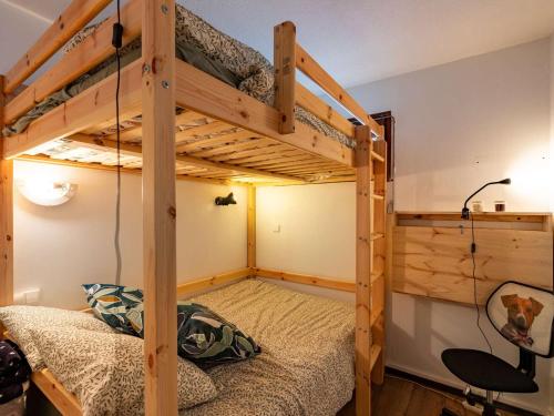 une chambre avec deux lits superposés et un bureau dans l'établissement Studio cabine 6 pers. proche pistes avec balcon et casier à ski - FR-1-400-124, à Eaux-Bonnes