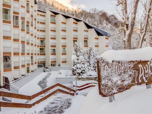 un hôtel dans la neige avec un panneau devant lui dans l'établissement Studio cosy 2 pers avec terrasse, Barèges - Proche thermes et ski, navette gratuite - FR-1-403-102, à Barèges