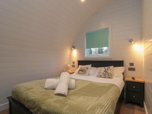 Schlafzimmer mit einem großen Bett und einem Fenster in der Unterkunft Sunset Gem in Burton Fleming