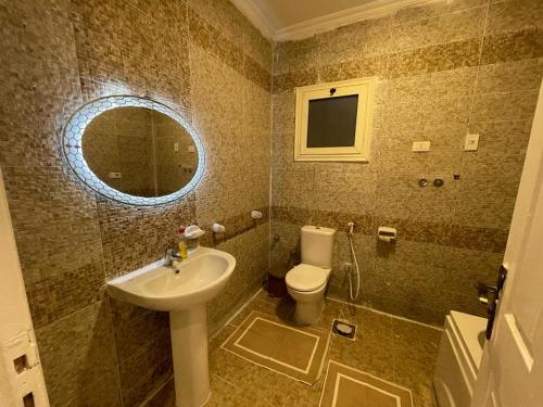 Ett badrum på شقه فندقيه راقية بموقع مميز