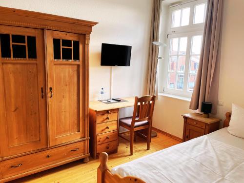 EmsbürenにあるHotel Fokusのベッドルーム1室(ベッド1台、デスク、コンピュータ付)
