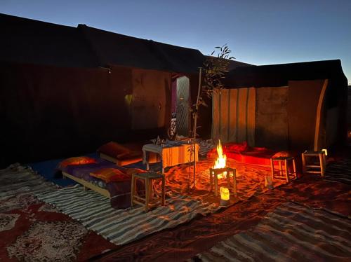 a room with a tent with a fire in it at Gambi Camp in Hassilabied